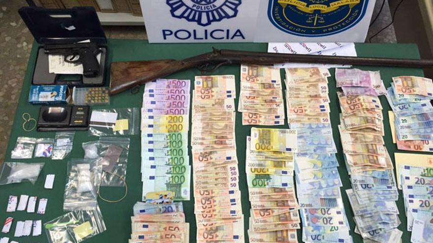 Material y dinero intervenidos por la Policía Local.