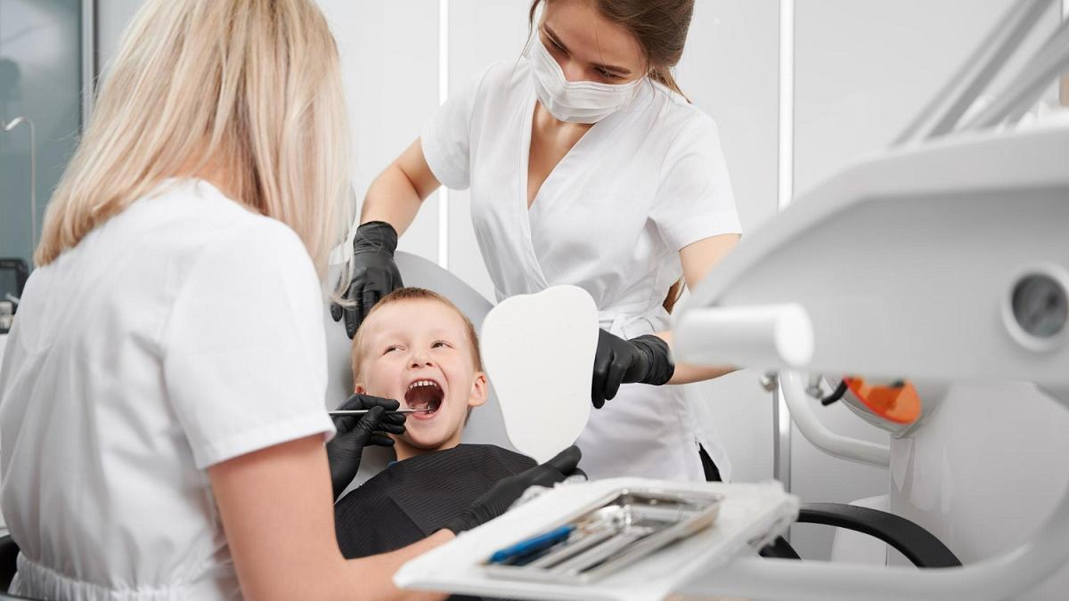 Familiarizar a nuestro hijo con el dentista evitará problemas futuros