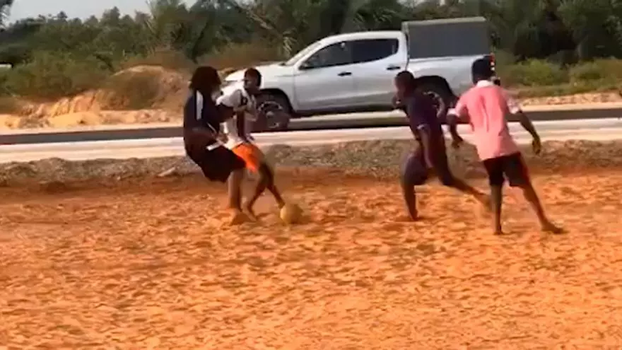 Jules Koundé disfruta de sus vacaciones en África jugando al fútbol con unos niños en la playa