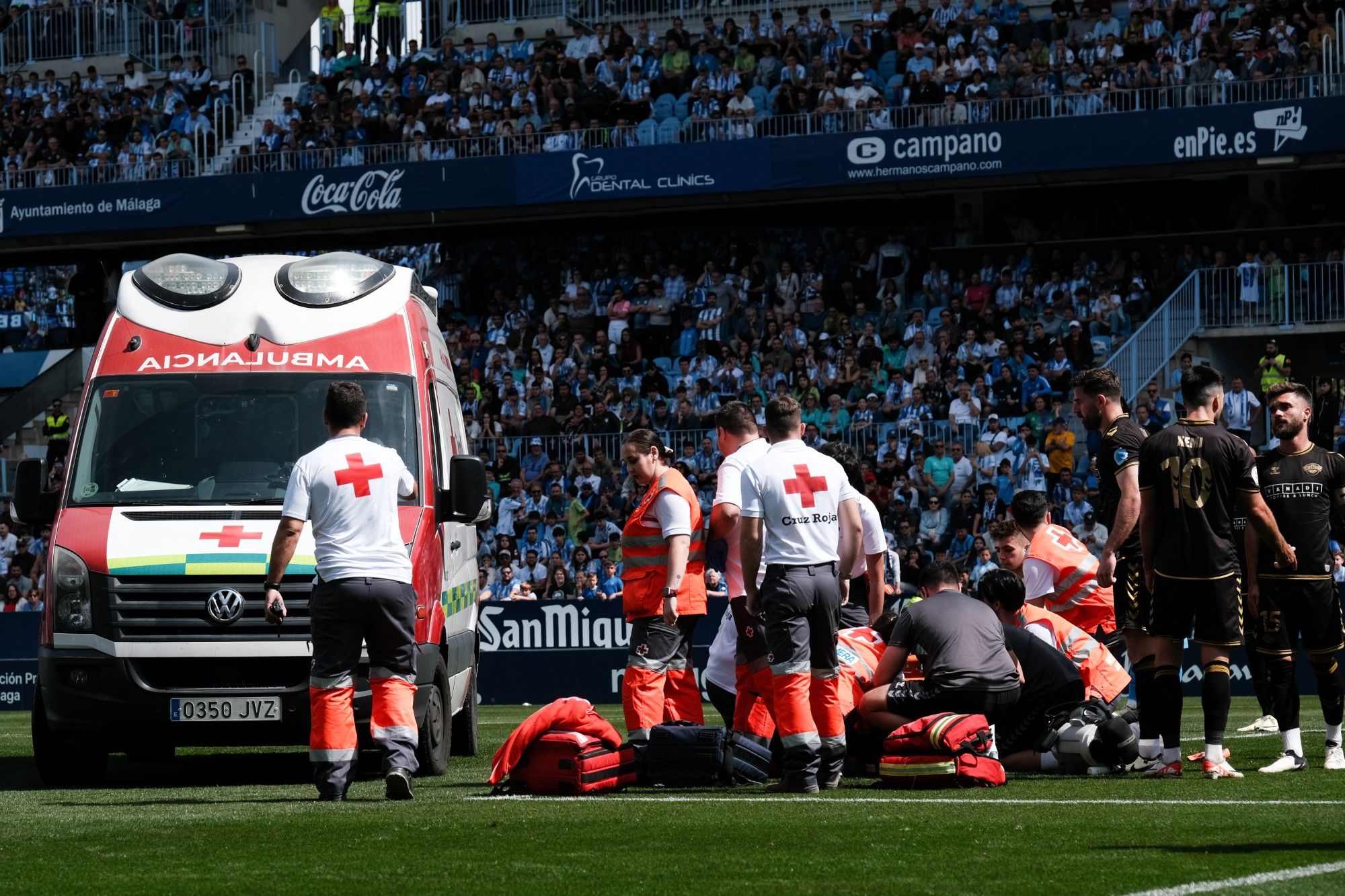 Una ambulancia se lleva a Dioni del campo tras sufrir un fuerte cabezazo