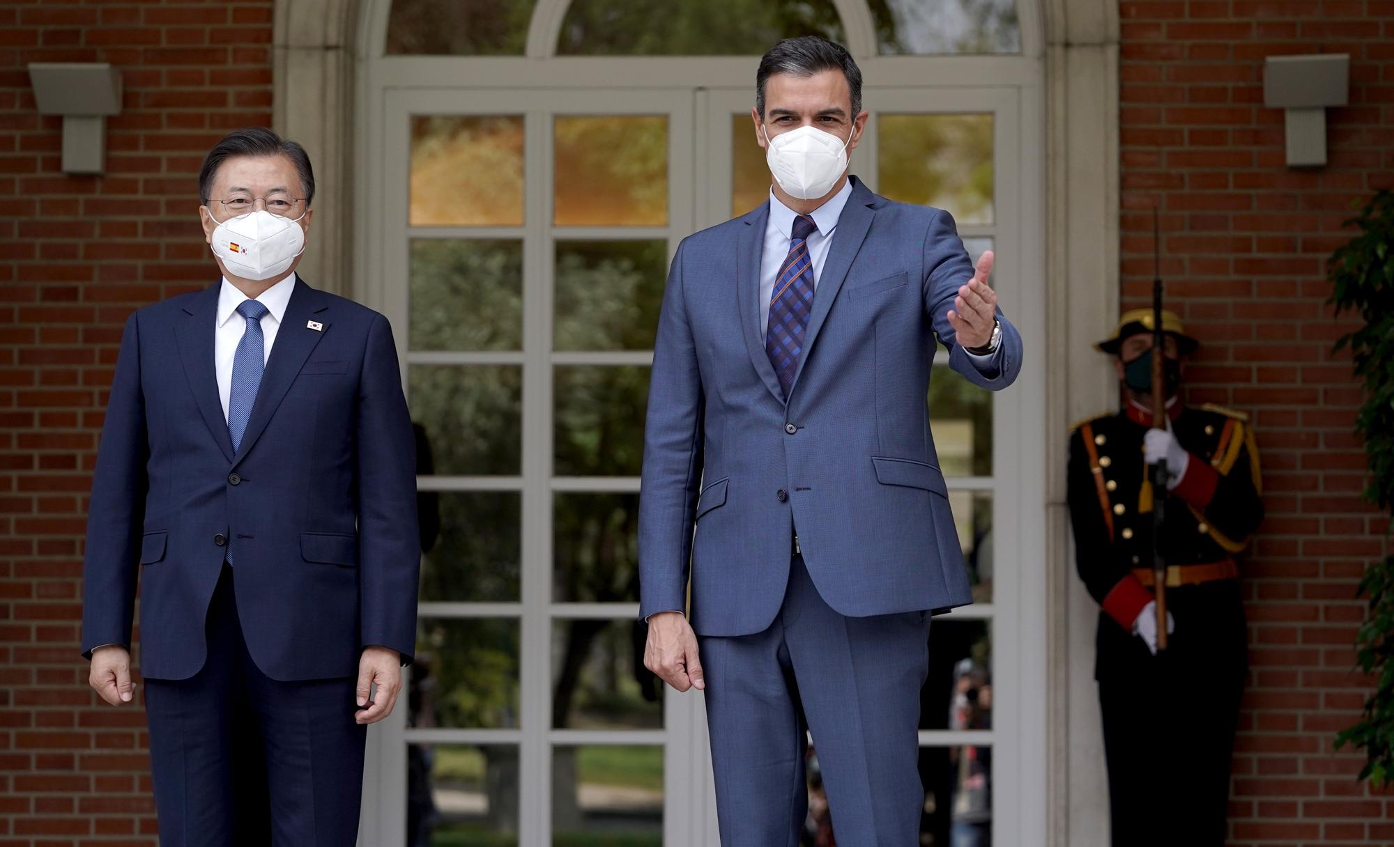 Pedro Sánchez recibe en Moncloa al presidente de la República de Corea, Moon Jae-in