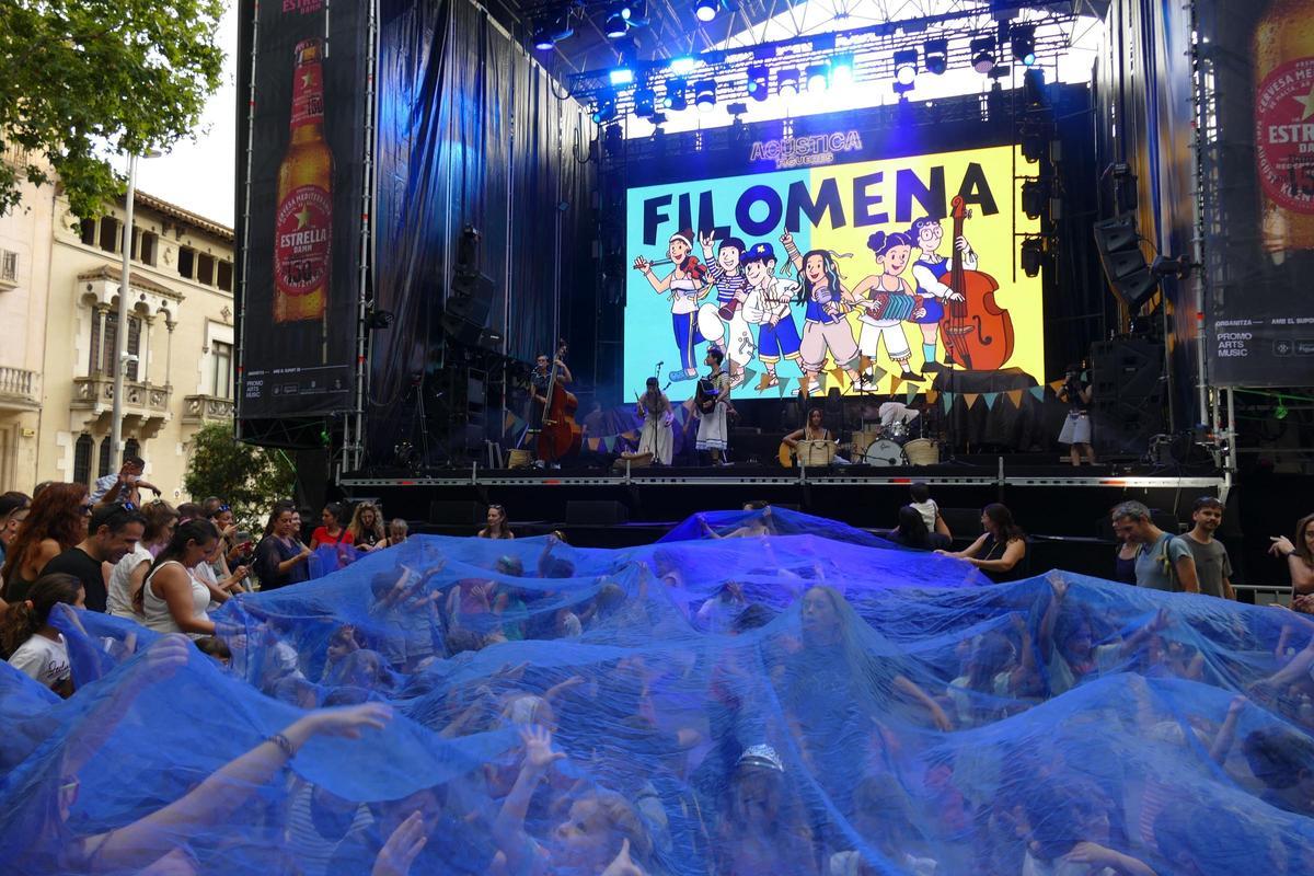 EN IMATGES | L'Acústica celebra la seva segona nit amb un ambient festiu i reivindicatiu