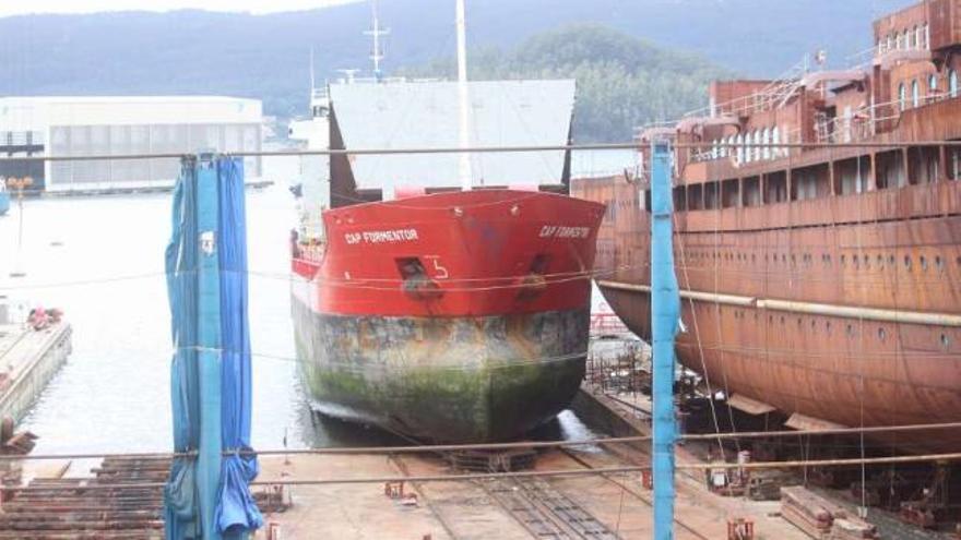 El &quot;Cap Formentor&quot; llegó ayer a las gradas de Factoría Naval de Marín.  // Santos Álvarez