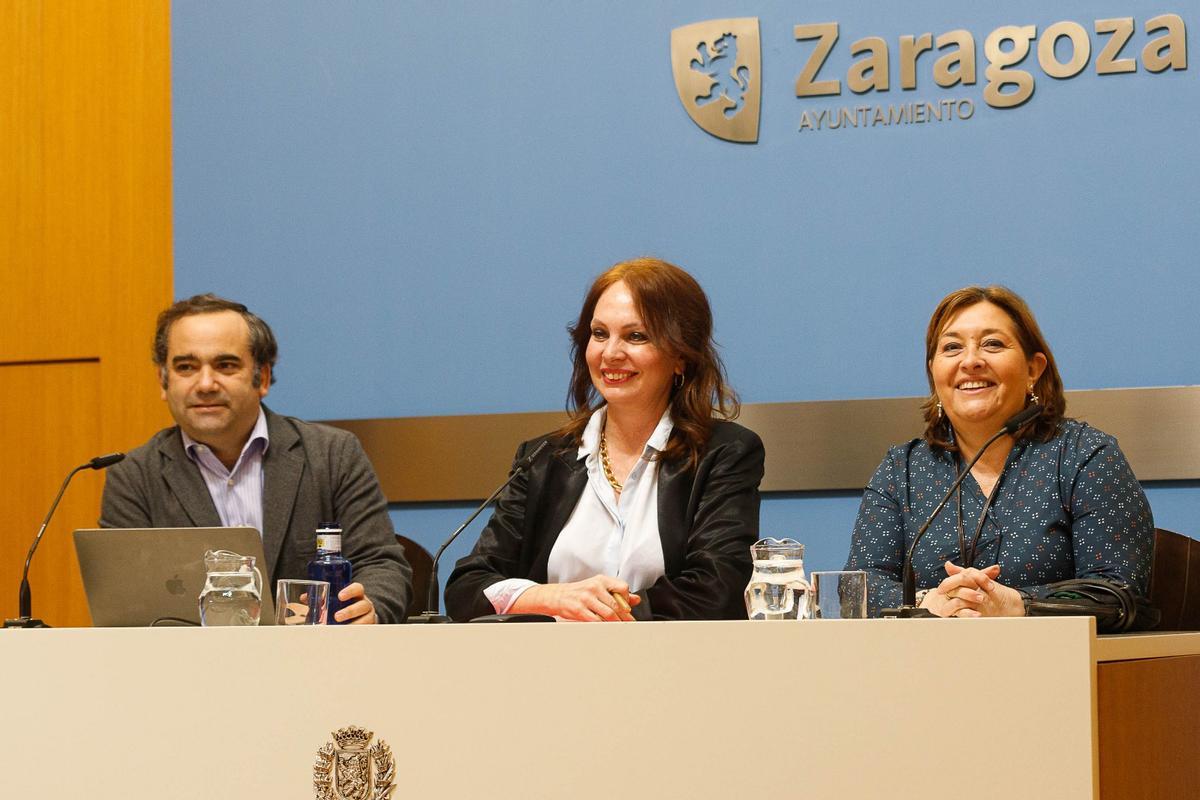 Nieves Ágreda (izquierda) junto a los representantes del ayuntamiento en la presentación del estudio.