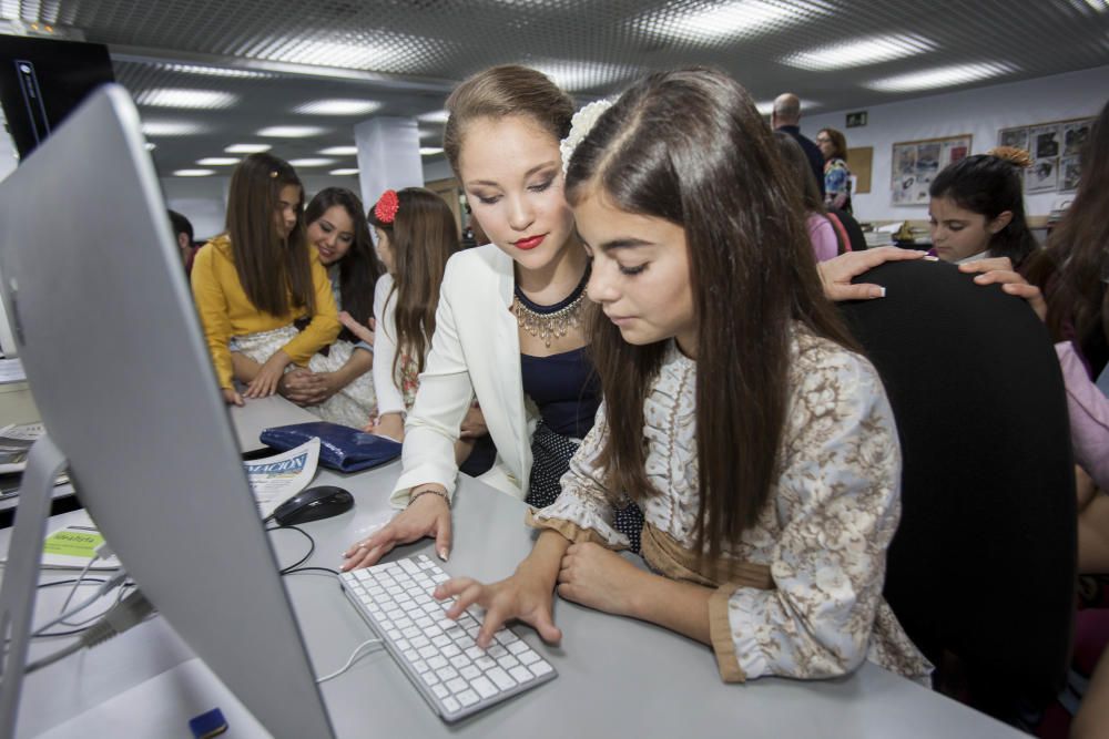 La Bellea del Foc y la Infantil, acompañadas de sus damas, visitaron la redacción del periódico y respondieron a las preguntas de los lectores en un encuentro digital