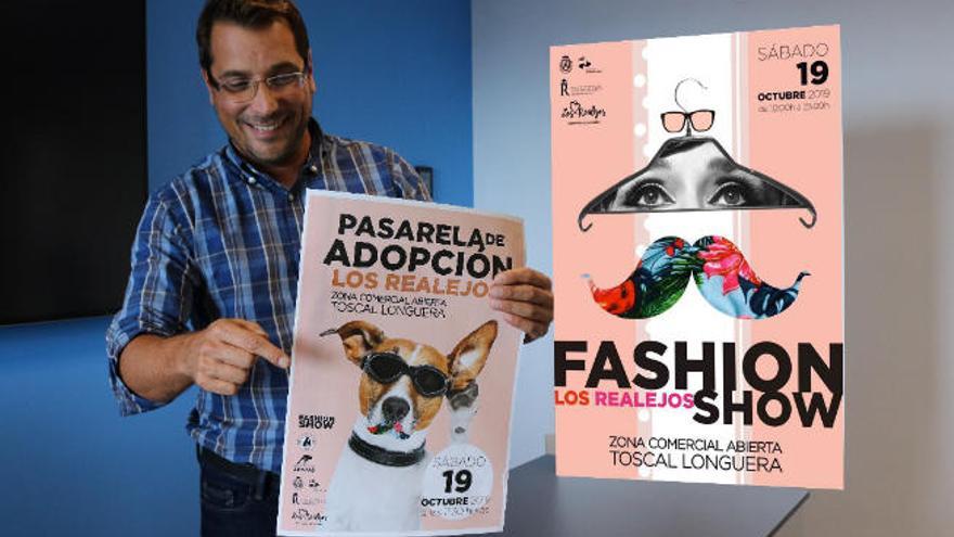 El concejal Adolfo González (PP) junto a los carteles de la I Pasarela de Adopción y Los Realejos Fashion Show.