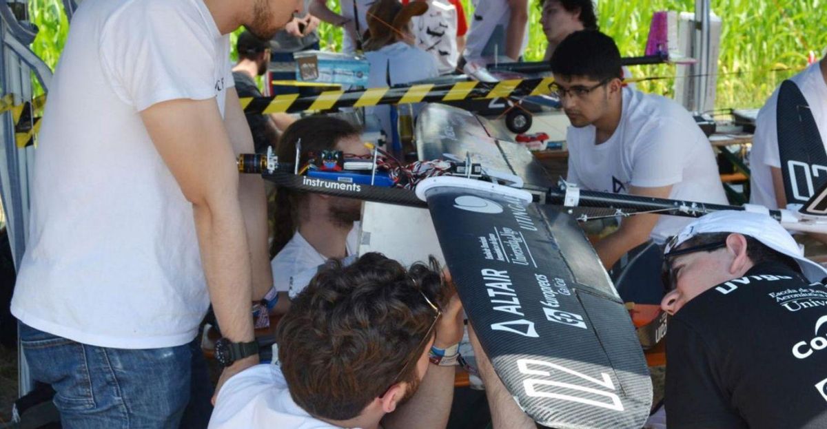 Ajustes en la aeronave durante la competición en Alemania. | // DUVI