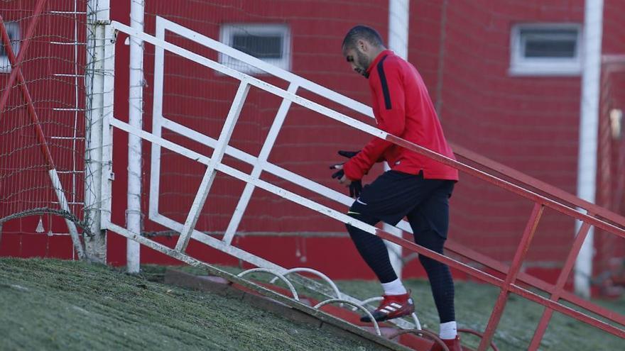 Douglas se queda fuera de una convocatoria de veinte futbolistas tras su charla con Rubi