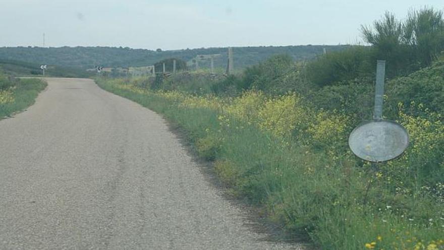 Una señal aparece desencajada en la vía Pinilla-Fermoselle.