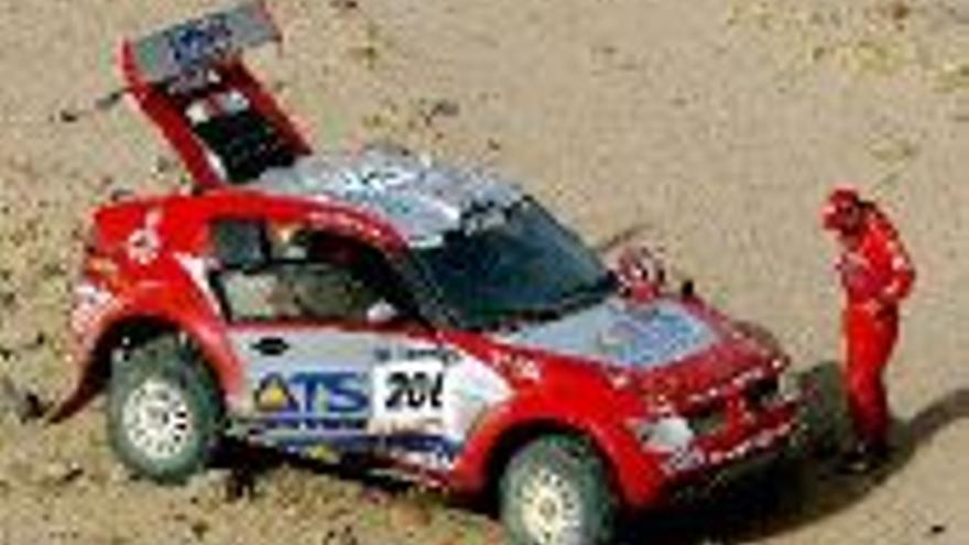 Peterhansel pierde liderato del Dakar en coches