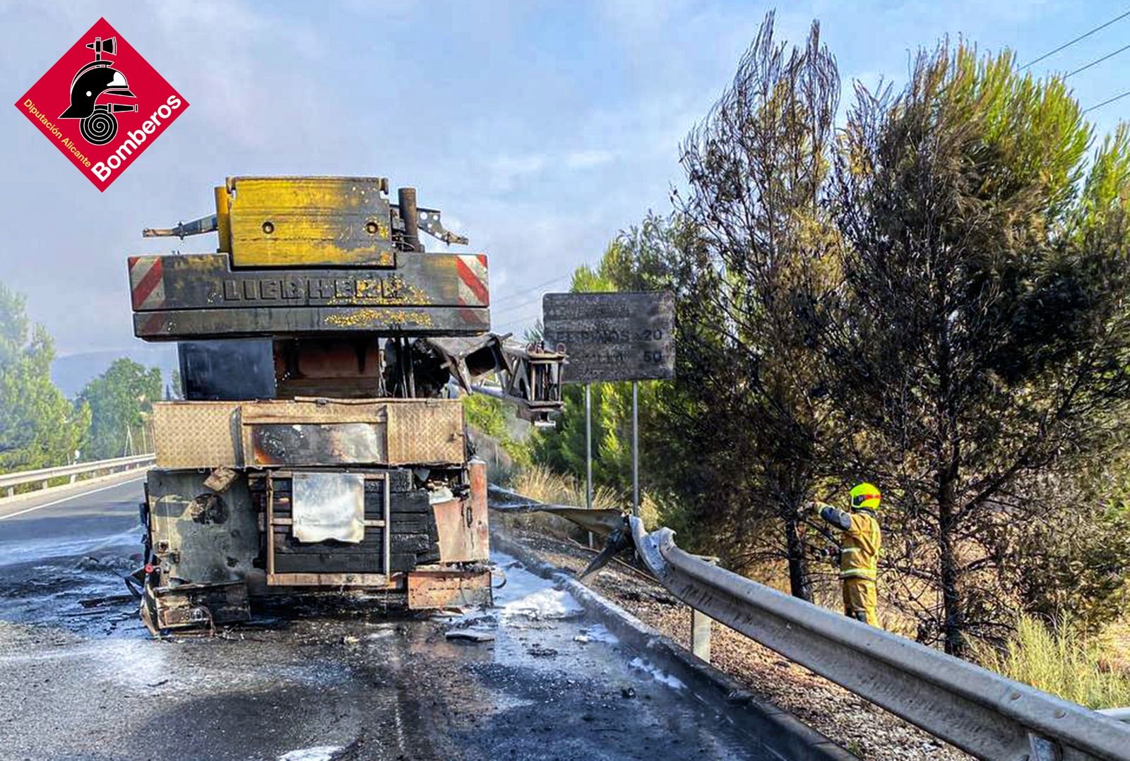 Incendio en un vertedero de Monóvar