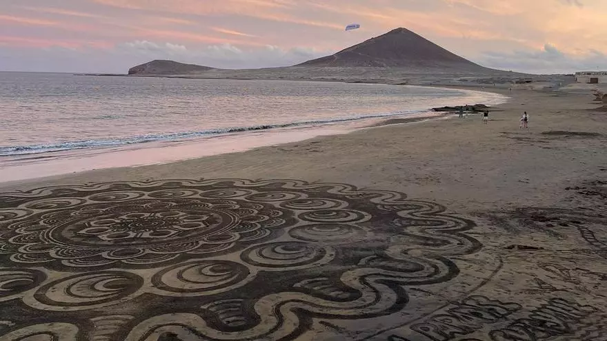 Un mandala sobre la arena de la playa de El Médano