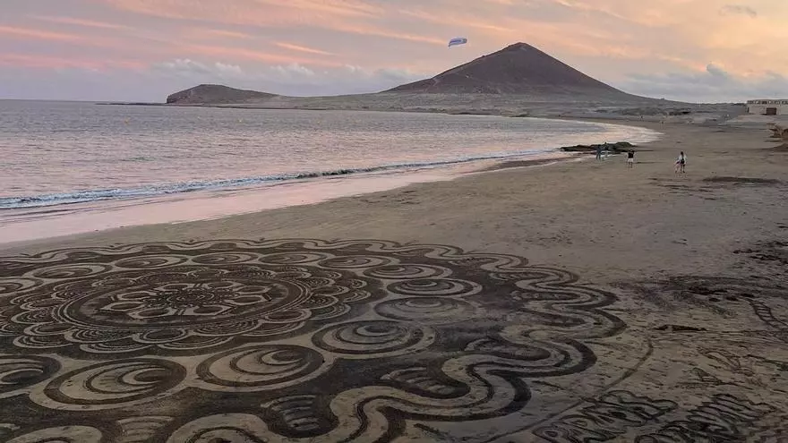 El mandala sobre la arena que sorprendió a los visitantes de una playa en el sur de Tenerife durante el atardecer