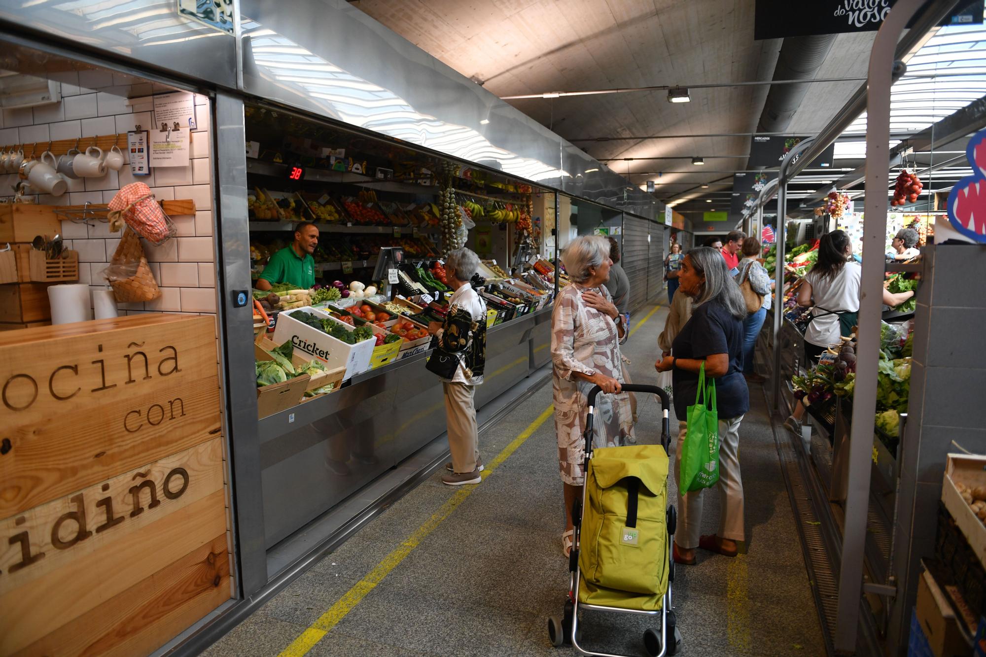 La flota del cerco promociona su producto en el mercado de la plaza de Lugo