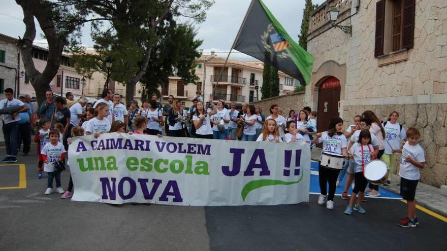 Imagen de una cacerolada el pasado año en Caimari exigiendo una escuela nueva.