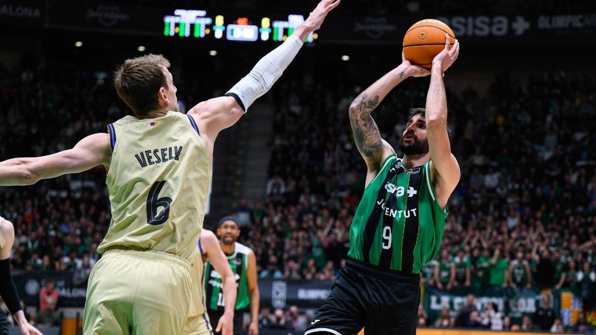 Ricky Rubio ejecuta un lanzamiento ante la defensa de Jan Vesely