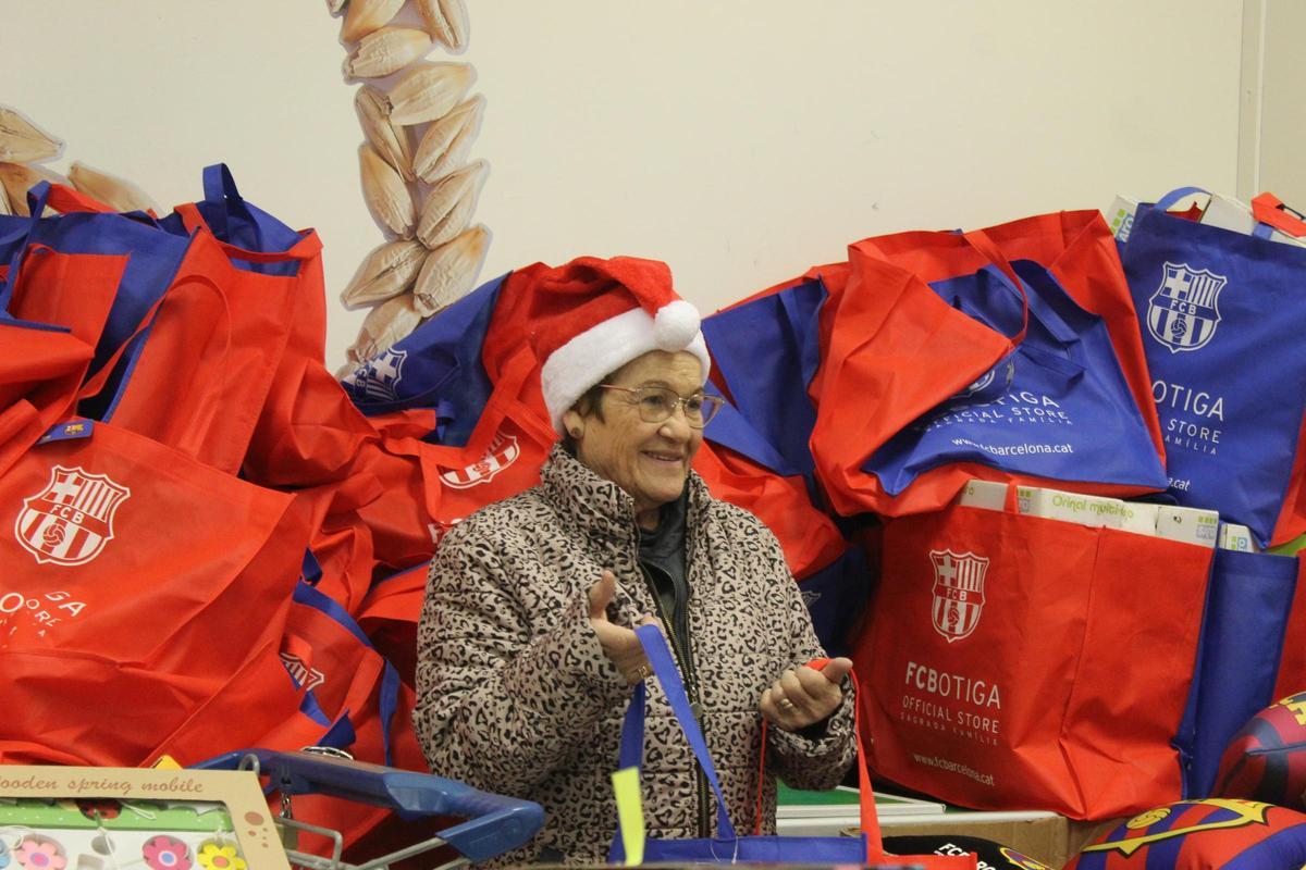 La fundació de sor Lucía reparteix regals entre 700 infants de famílies de la plataforma d'aliments