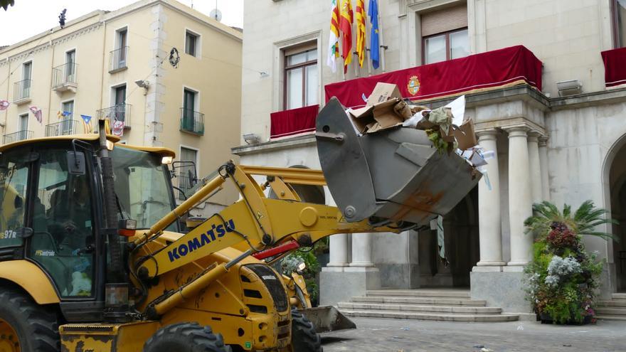 Empreses externes comencen a netejar de deixalles els carrers de Figueres