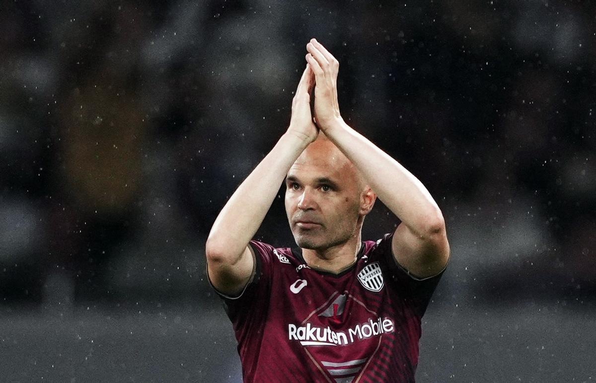 Andrés Iniesta abandona el terreno de juego aplaudiendo al público, en uno de sus últimos partidos con el Vissel Kobe: un amistoso ante el FC Barcelona, en junio del 2023.