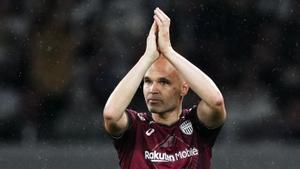 Andrés Iniesta abandona el terreno de juego aplaudiendo al público, en uno de sus últimos partidos con el Vissel Kobe: un amistoso ante el FC Barcelona, en junio del 2023.