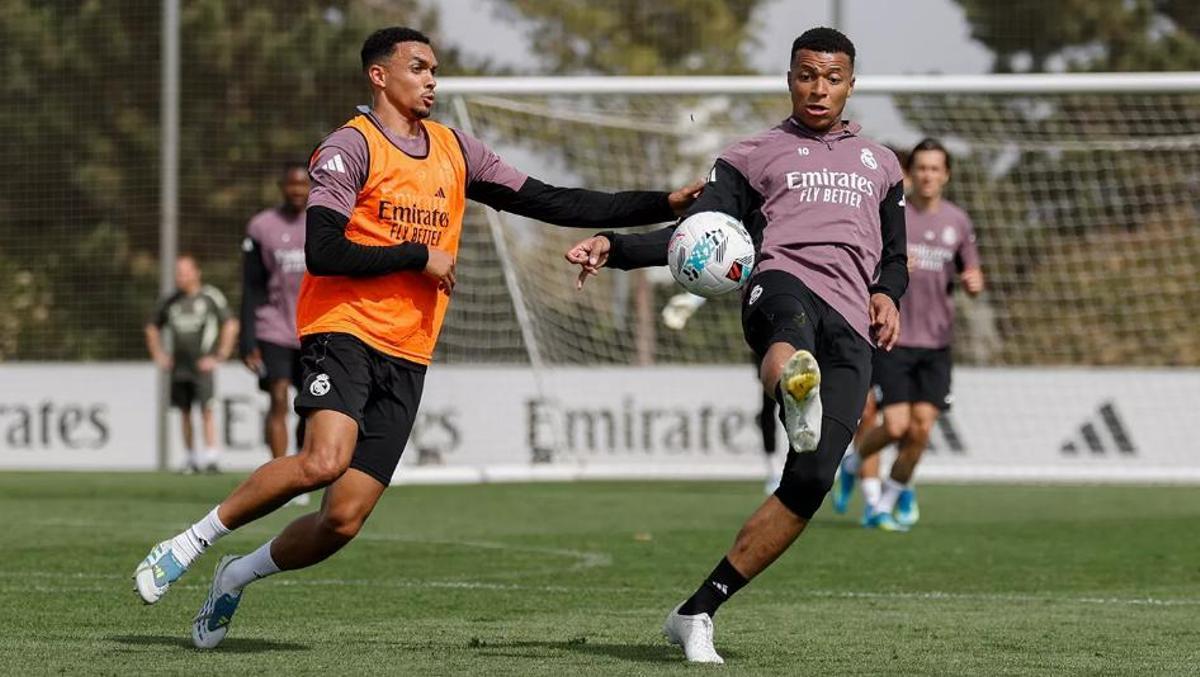 Alexander-Arnold y Mbappé pugnan por un balón en Valdebebas.