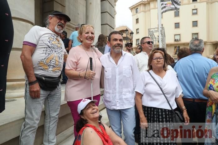 Cientos de personas protestan frente al Ayuntamiento de Cartagena por el pacto entre PP, PSOE y Cs