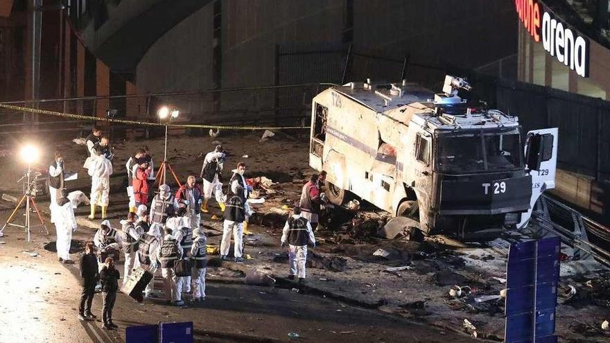 Investigadores de la Policía turca, en el escenario del atentado. // Efe