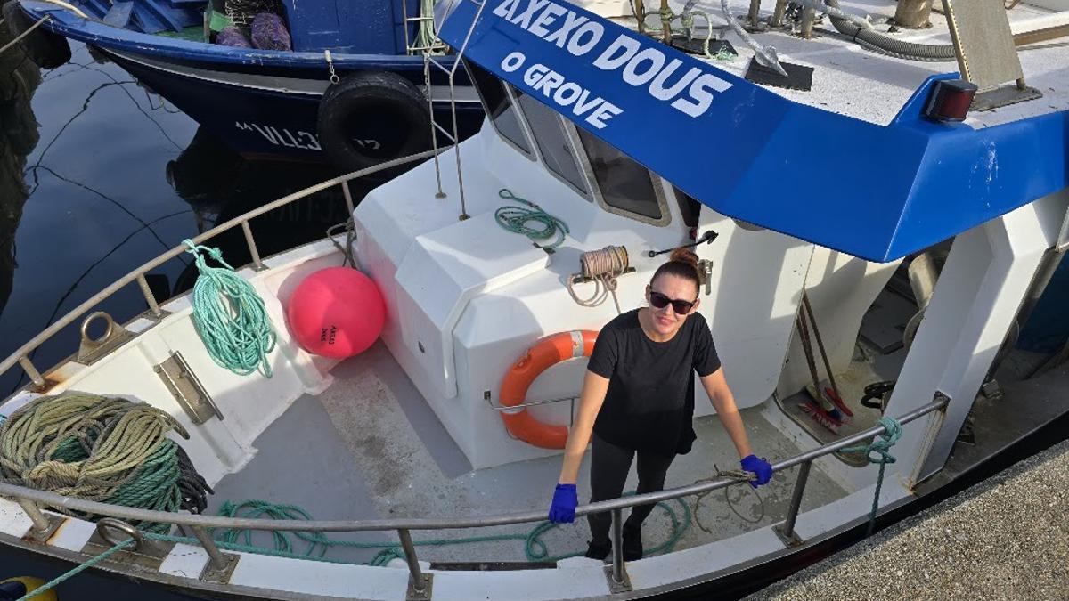 Sandra Falcón en su barco, el «Axexo Dous».