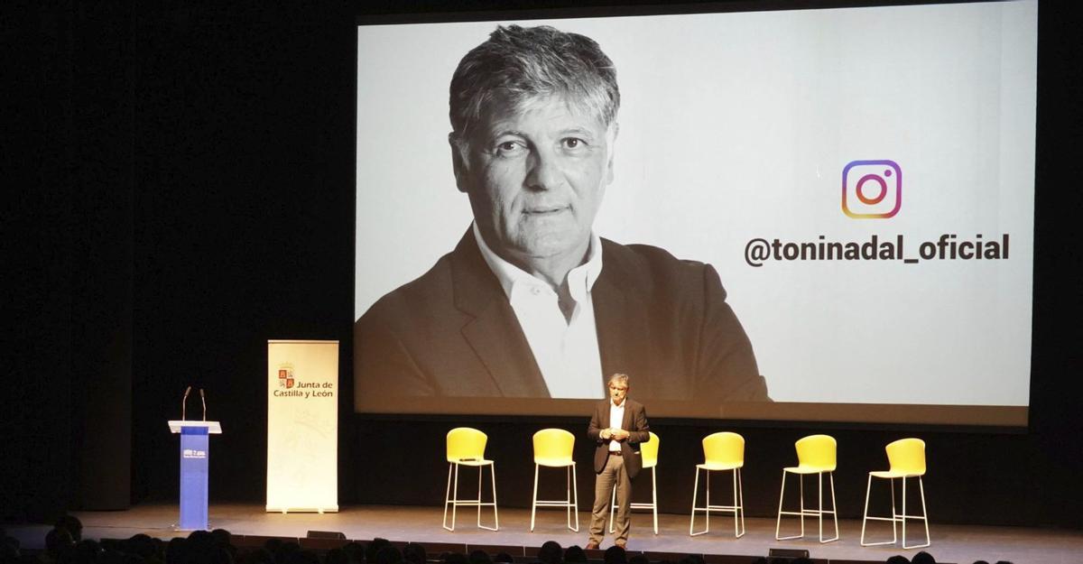 Toni Nadal, sobre el escenario del Teatro Ramos Carrión, durante su intervención en la Jornada sobre Educación en Valores, organizada por la consejería. | jose luis fernández