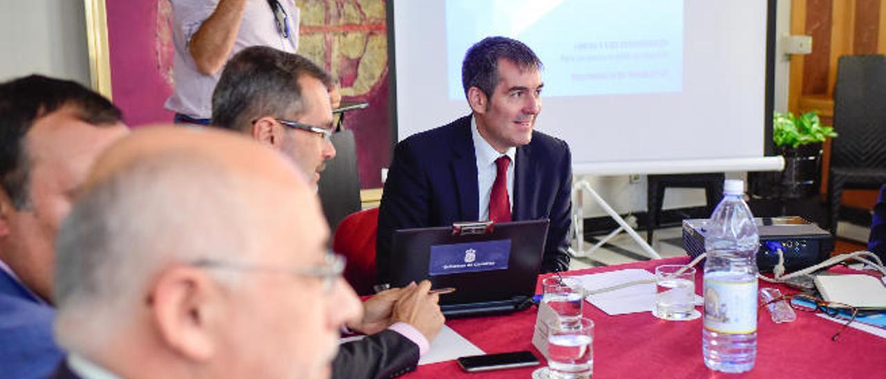 Antonio Morales, en primer término, en la reunión con Fernando Clavijo.