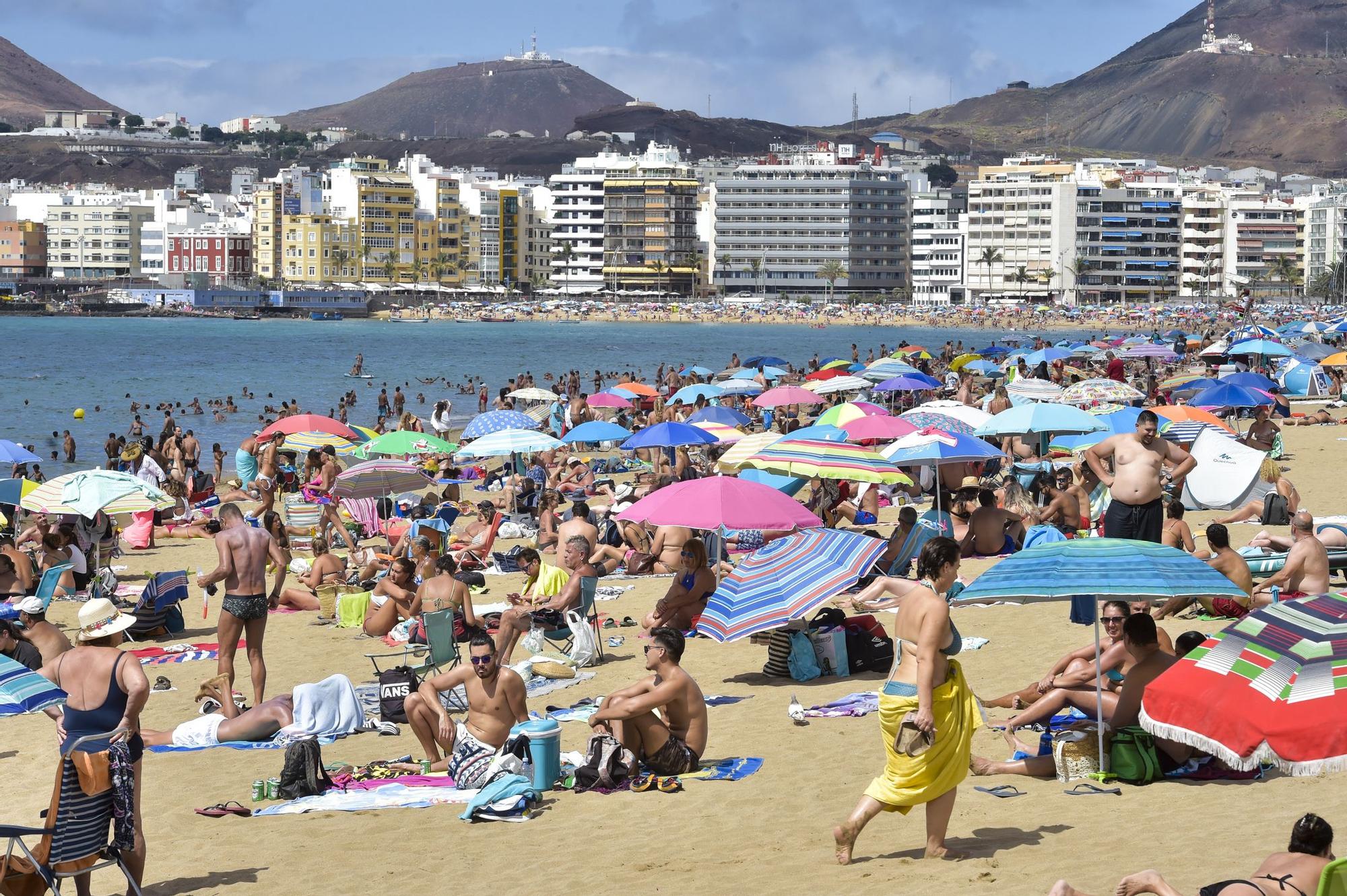 Lleno en la playa de Las Canteras en el último domingo de agosto