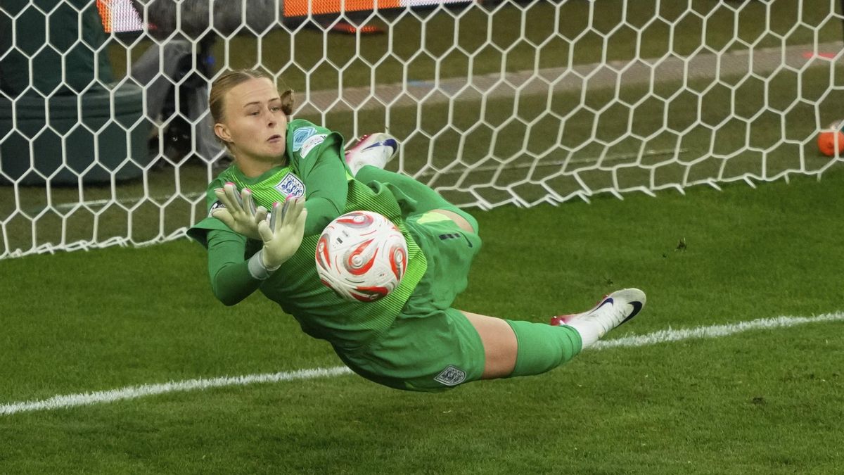 Hamtpon, la portera de Inglaterra, despeja un penalti de España en la tanda. Hamtpon, la portera de Inglaterra, despeja un penalti de España en la tanda.