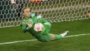 Hamtpon, la portera de Inglaterra, despeja un penalti de España en la tanda.