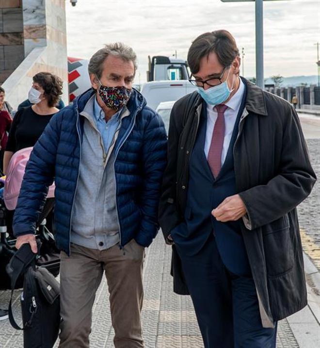 El exministro de Sanidad Salvador Illa y el director del Centro de Coordinación de Emergencias Sanitarias del Ministerio de Sanidad, Fernando Simón