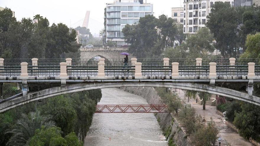 Elche suspende clases en tres centros y ya se superan los 69 litros por metro cuadrado junto al Martínez Valero