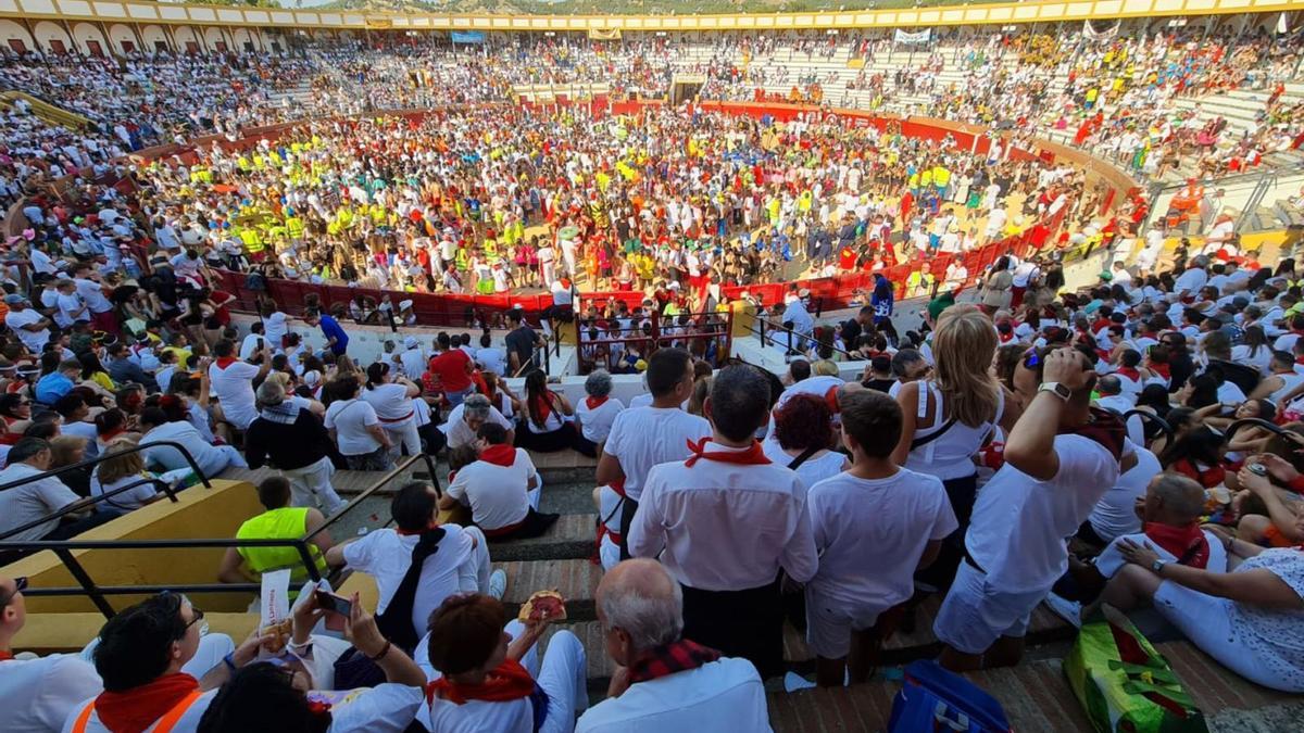 Turolenses y visitantes llenaron la plaza de toros para merendar entre amigos. Las peñas pusieron la nota de color y las vaquillas, los revolcones. | AYUNTAMIENTO DE TERUEL