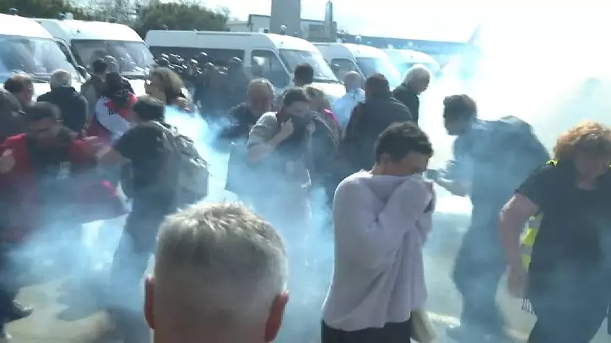 Vídeo: Incidents violents a les protestes contra Macron a Bayona (França)