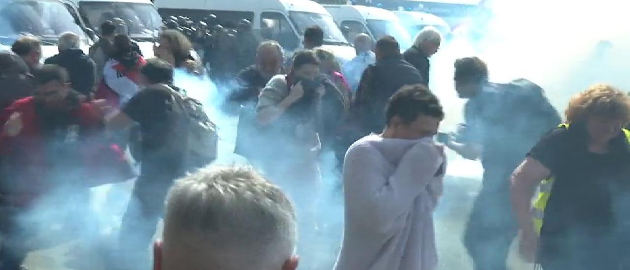 Vídeo: Incidents violents a les protestes contra Macron a Bayona (França)