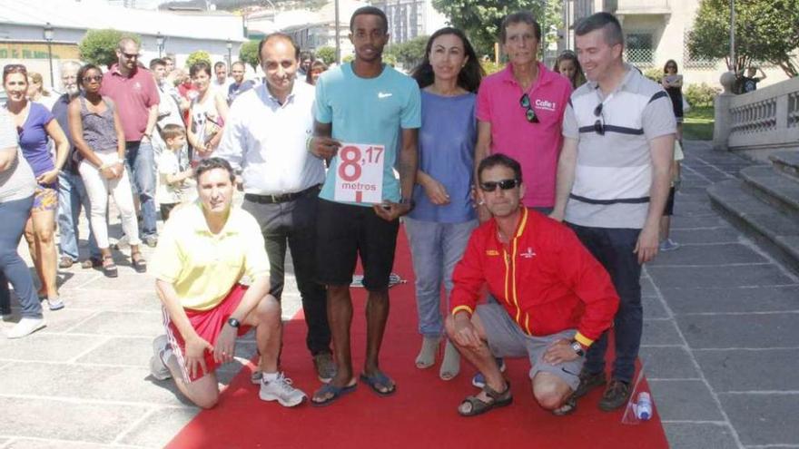 Okutu junto a la alcaldesa de Marín María Ramallo, su entrenador y otros asistentes. // Santos Álvarez