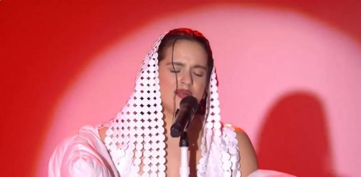 Rosalía durante su actuación en Saturday Night Live