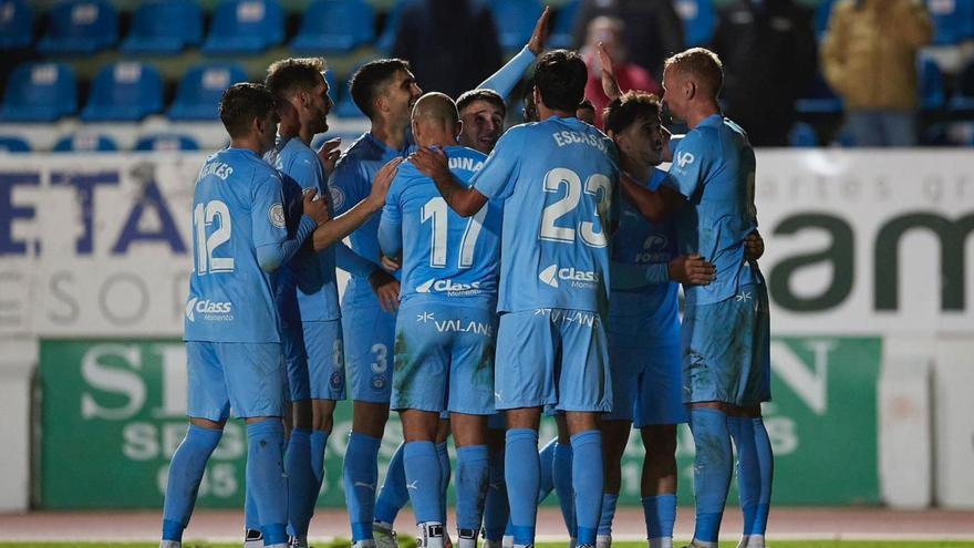 Los futbolistas de la UD Ibiza celebran uno de los goles en Mérida, donde lograron su cuarta victoria liguera a domicilio. | UD IBIZA