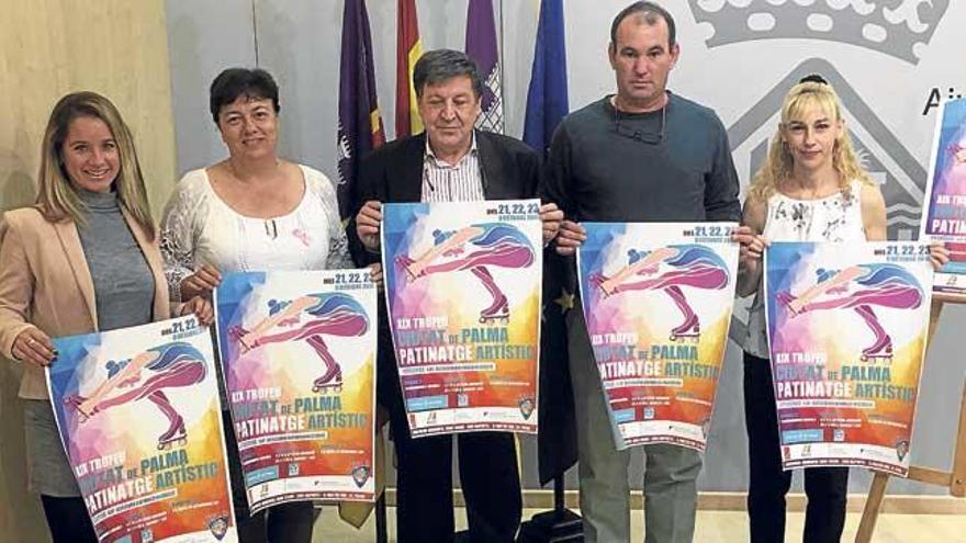 Los organizadores del Trofeo posan ayer con el cartel de la competición en Cort.