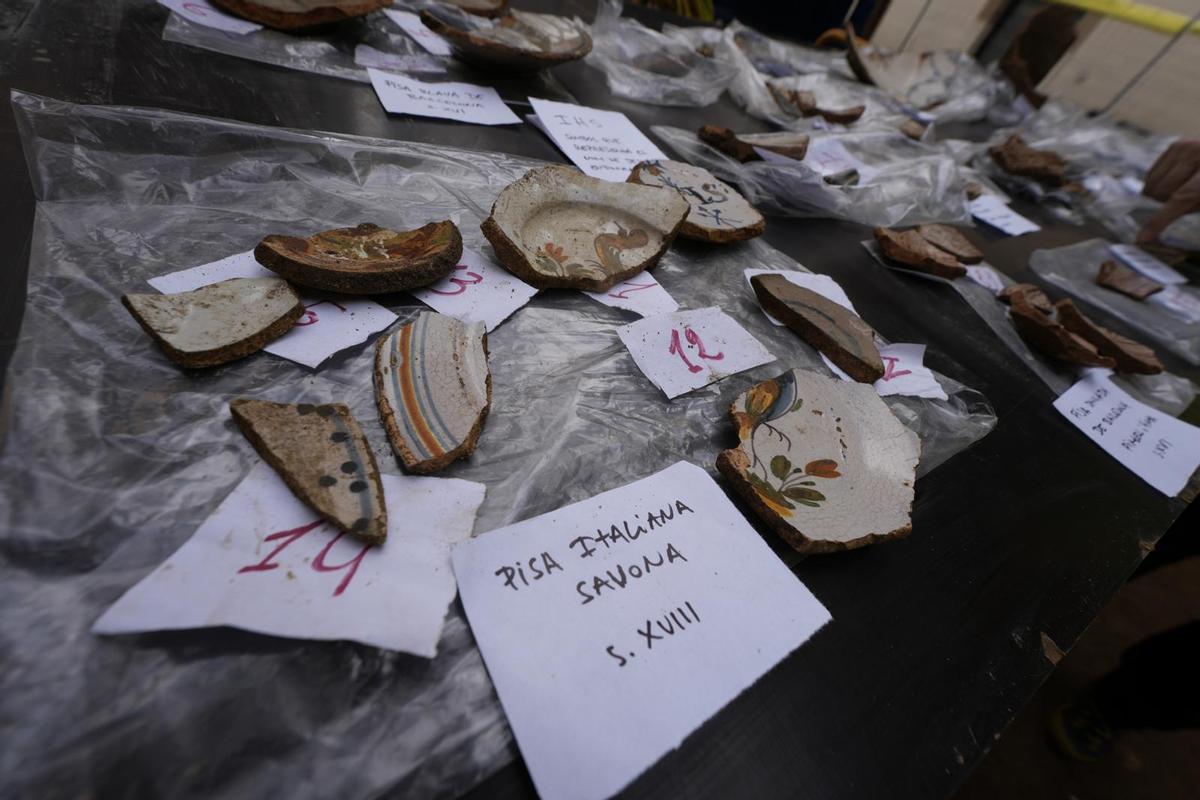 Vestigios de cerámica datados entre el siglo XV y el siglo XVIII hallados en las exploraciones en la antigua capilla de la