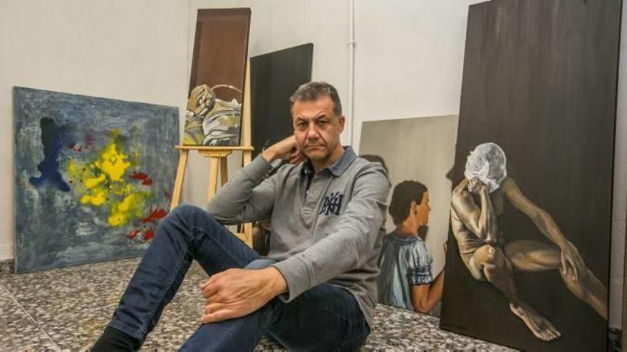 Ángel Castaño, en su espacio creativo en Elche