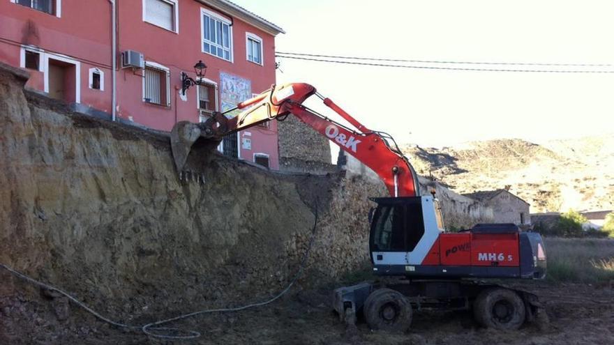 Retiran los restos del muro que la lluvia derribó