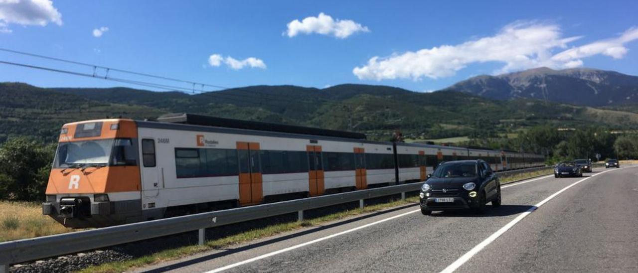 Un tren de la línia R3 circula entre Puigcerdà i Alp  | MIQUEL SPA