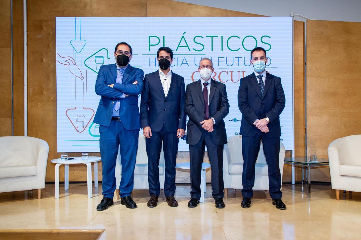 D'esquerra a dreta: Moderador: Armando Huerta, director de Comunicació de Premsa Ibèrica, Jorge García, innovació Specialist de The Circular Lab; Jordi Simón, responsable bios de BASF; Óscar Hernández, director general d'ANARPLA