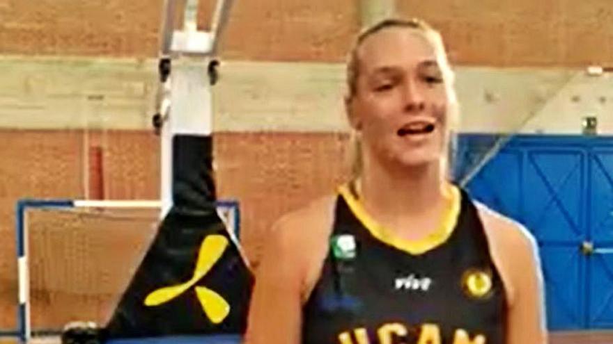 Marta Miscenco, con la camiseta del UCAM Murcia