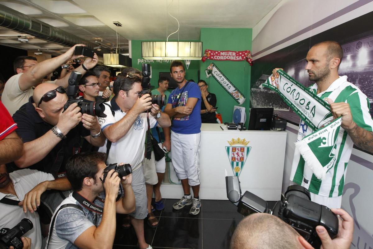 Raúl Bravo en su acto de presentación oficial con el Córdoba CF.