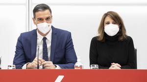 El secretario general del PSOE y presidente del Gobierno, Pedro Sánchez, junto a la vicesecretaria general del partido, Adriana Lastra, en la reunión de la ejecutiva federal de este pasado 17 de enero de 2022, en la sede de Ferraz.